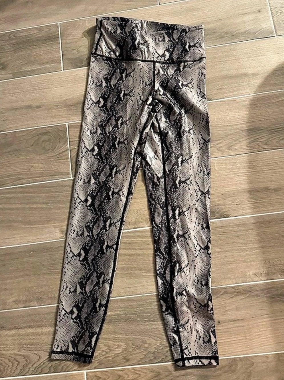 Beyond Yoga Ombre Snake High-Waist Midi Legging Gray & Black
